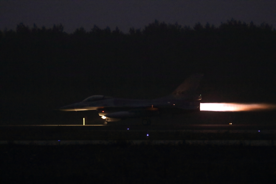 20171108 F-16 vertrekt vanaf vliegbasis Eindhoven met de naverbrander aan 