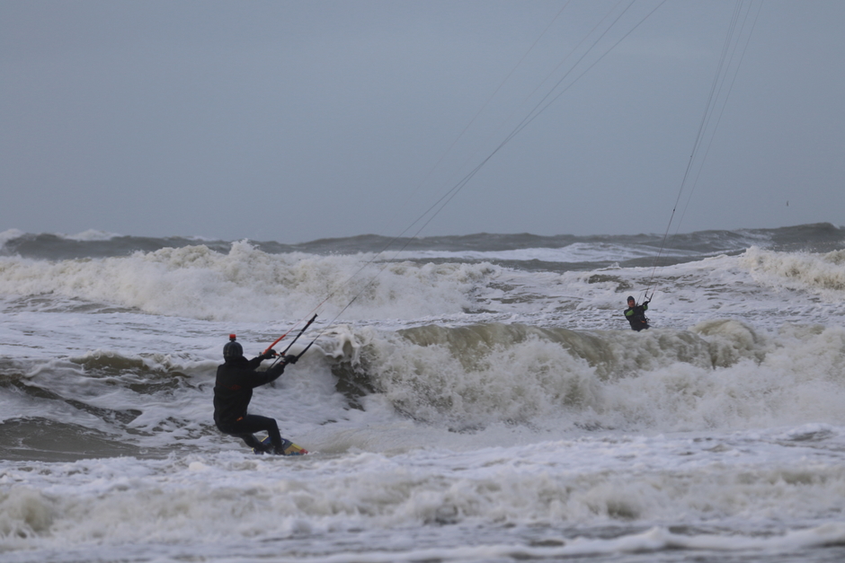 Kitesurfers trotseren de storm in Kijkduin