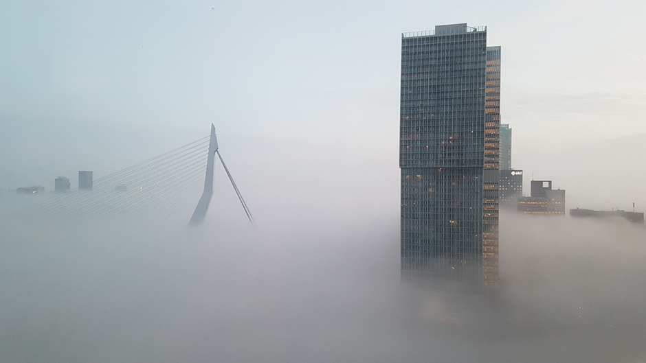 Mist boven Rotterdam