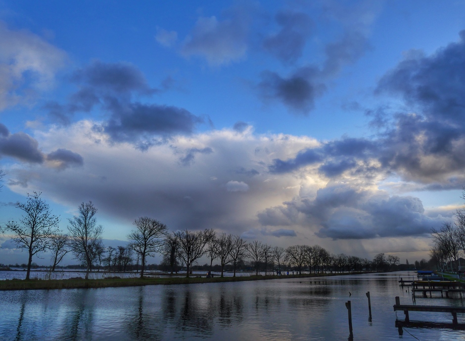Wolken drijven voorbij in Reeuwijk