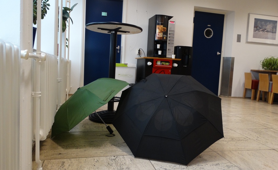 natte paraplu's op kantoor