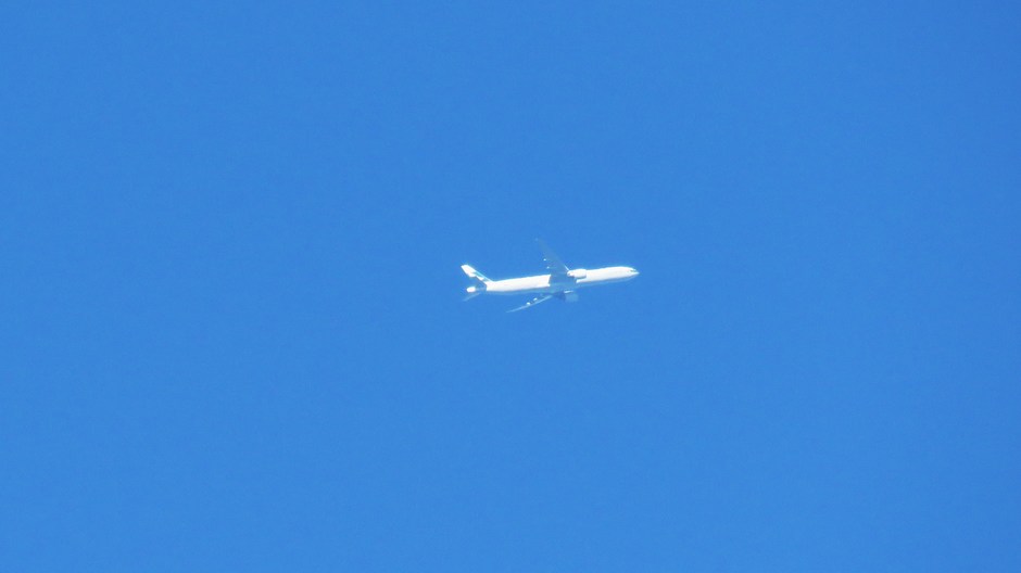 Vliegtuig in strakblauwe lucht