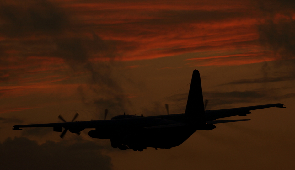 20180215 C-130 bij vertrek rond zonsondergang vanaf vlb Eindhoven