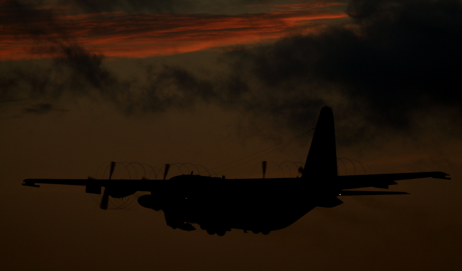 20180215 C-130 bij vertrek rond zonsondergang vanaf vlb Eindhoven