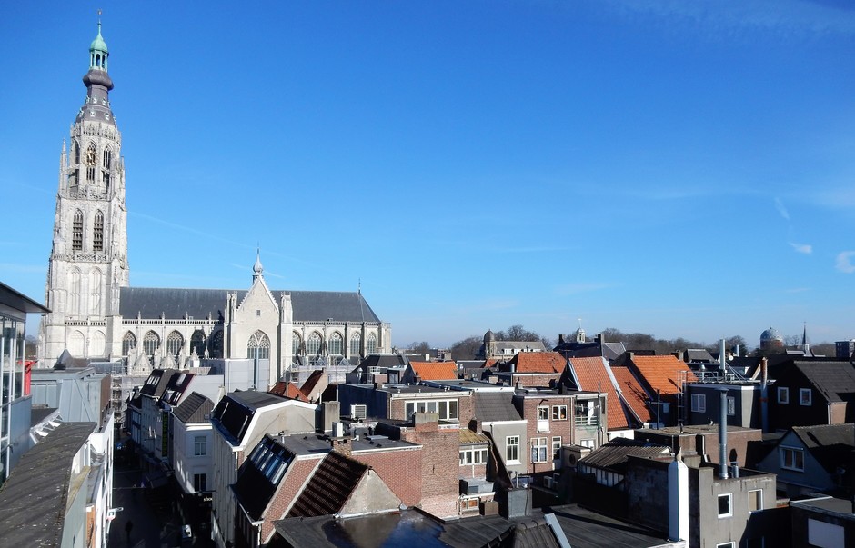 Strak blauwe lucht boven Breda