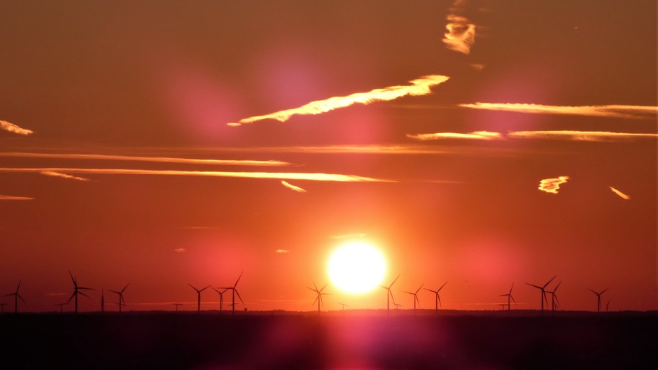 zonsondergang met de windmolens van Flevoland