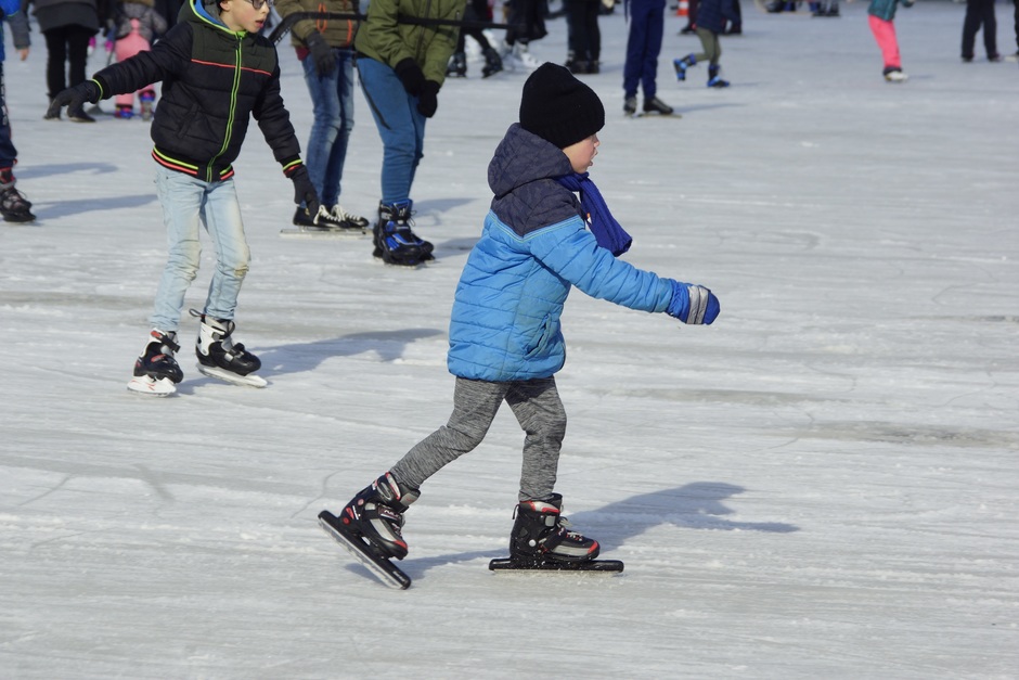 Schaatspret voor jong en oud op de ijsbaan in De Lier