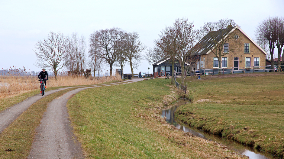 Fietsen langs de boezem bij Brandwijk