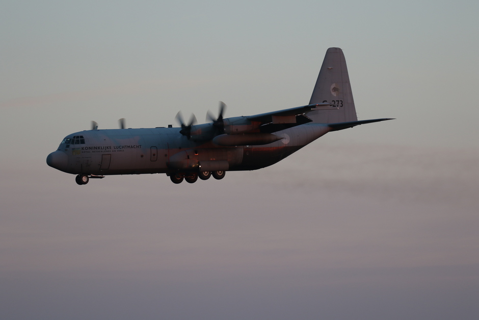 20180319 C-130 van de Koninklijke Luchtmacht tijdens de landing in het laatste avondlicht op vlb Eindhoven