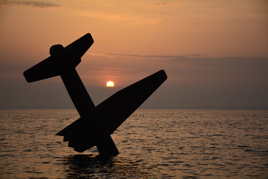 vliegtuig monument bij zonsondergang