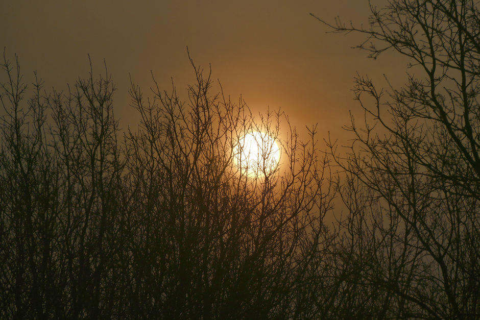 Saharazand zorgt voor een gesluierde zonsopkomst