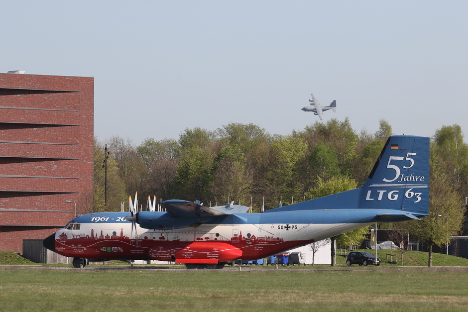20180418 Paradropping bij vliegbasis Eindhoven, maar voor de sprong kwam de C-130 Hercules nog laag over,. Hercules op de achtergrond