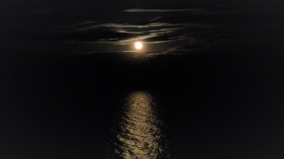 Opgekomen Maan boven middellandse zee om 23:50 uur