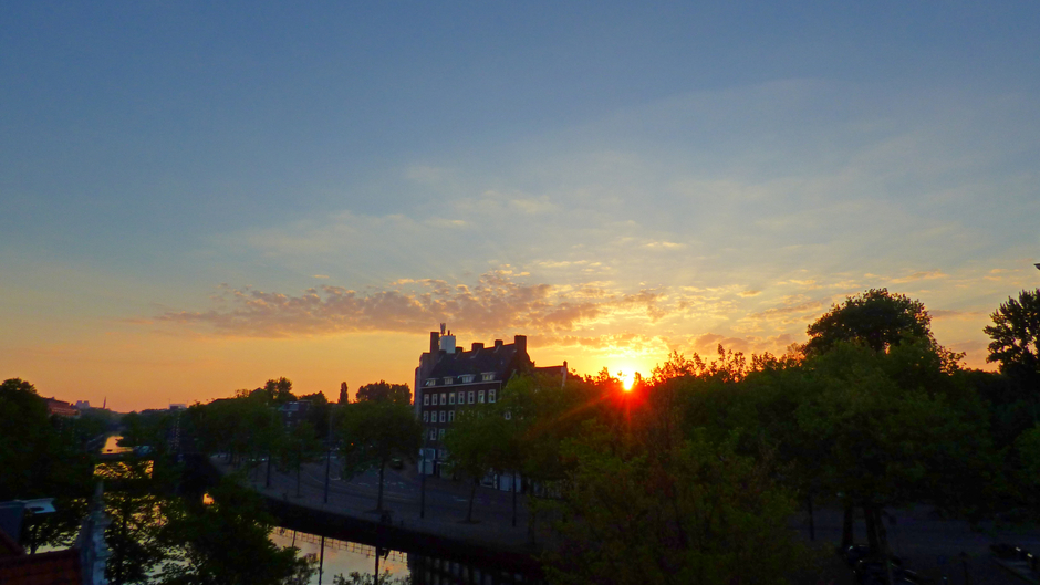 zonnetje komt op boven Amsterdam