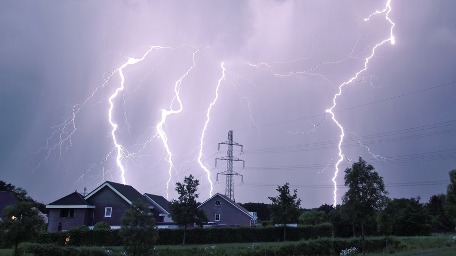 Hevig onweer Limburg (bliksemfoto)