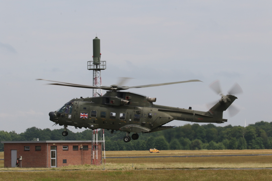 20180531 Engelse Merlin EH101 helicopter in de zon op vlb Gilze-Rijen tijdens de APROC2018 oefening