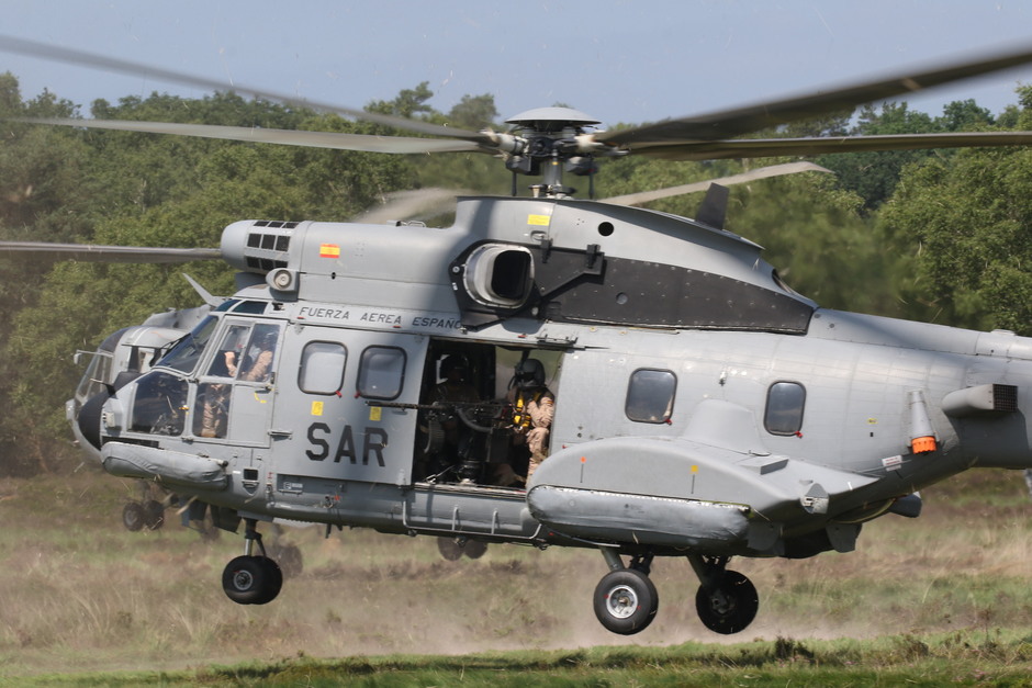 20180605 Internationale helicopter oefening APROC2018 op de hei bij Ede. Hier een Spaanse Puma helicopter bij een mooie blauwe lucht. Tot 13:00 was het grijs en bewolkt, daarna brak de zon door