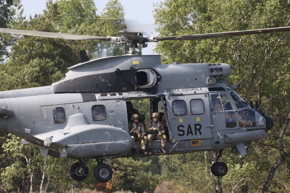 20180605 Internationale helicopter oefening APROC2018 op de hei bij Ede. Hier een Spaanse Puma helicopter bij een mooie blauwe lucht, waarbij 2 soldaten nonchalant in de deuropening zitten. Tot 13:00 