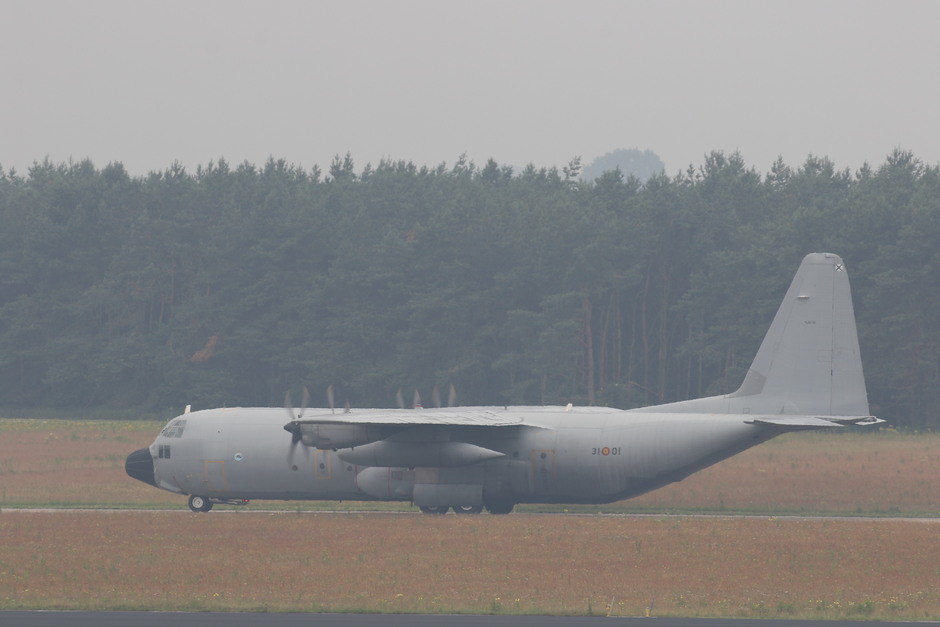 20180608 op een grijze regenachtige middag vertrekt een grijze C-130 Hercules van de Spaanse Luchtmacht vanaf  vlb Eindhoven