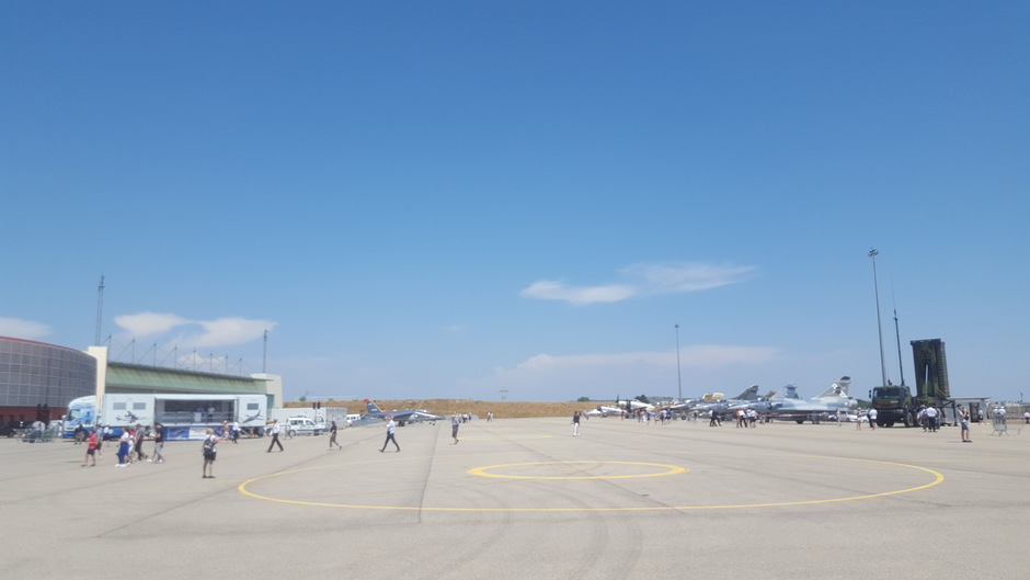 Vanmiddag op de Franse vliegbasis Istres was er een blauwe lucht met wat kleine wolken. En meer dan 30 graden