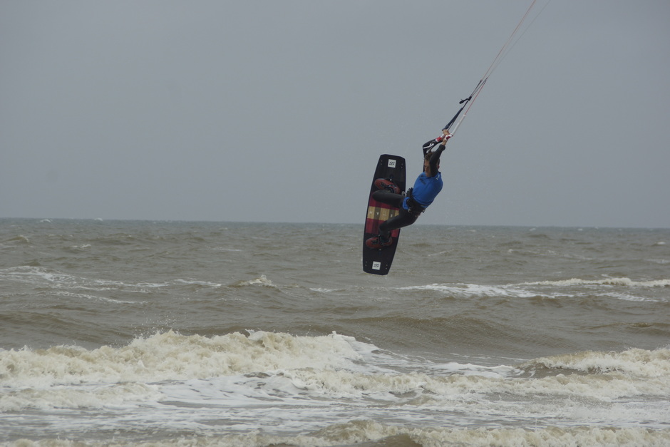 Kitesurfers zijn blij met de wind
