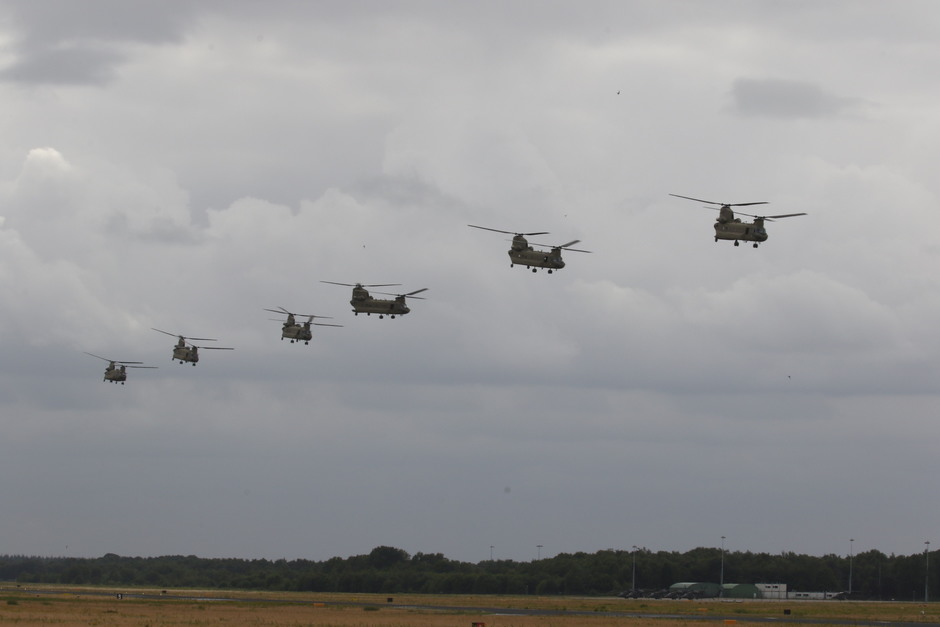 20180622 amerikaanse legerhelikopters bezoeken vlb Eindhoven om bij te tanken. Met wisselende weerbeelden per uur
