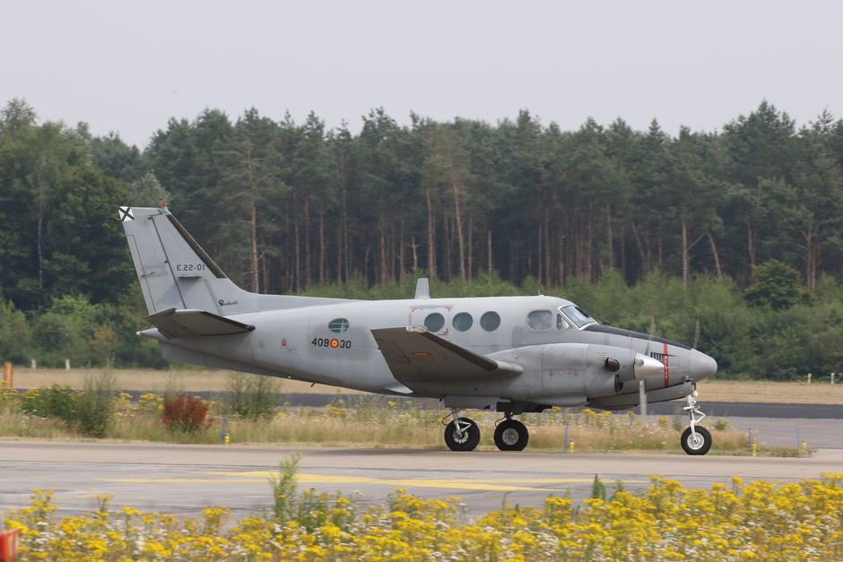 20180702 2 Spaanse bezoekers op vlb Eindhoven vanmiddag, op deze foto een Beechcraft c90 van de Spaanse Luchtmacht