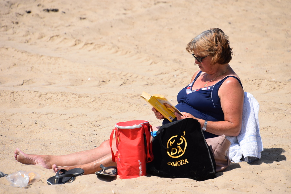 boekje lezen op het strand