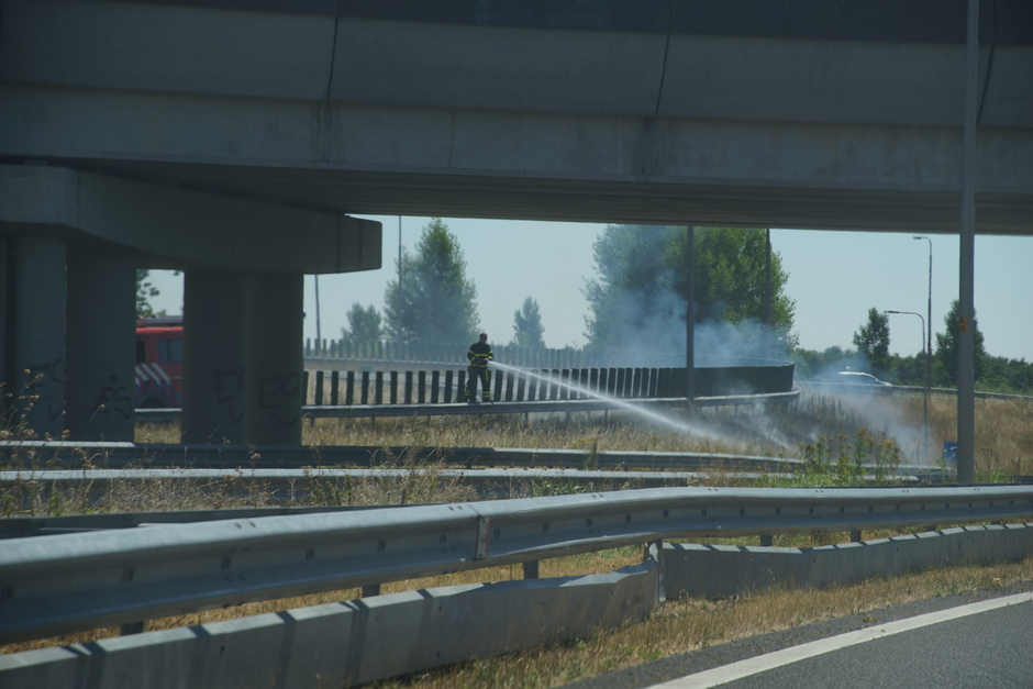 Bermbrand langs de snelweg