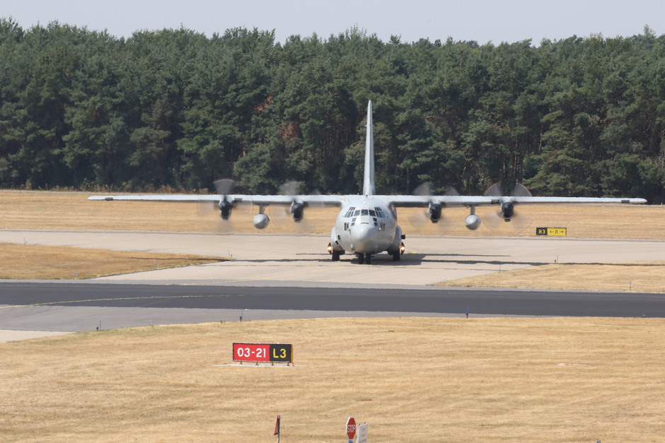 20180730 Zweedse C-130 Hercules is vandaag geland op Vlb Eindhoven. Het ooit groene gras is nu geel  geworden door de droogte