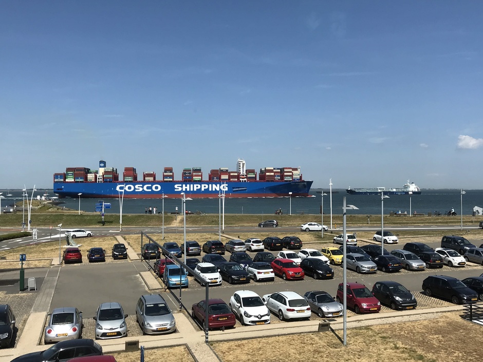 een na grootste schip ter wereld richting havens van Antwerpen