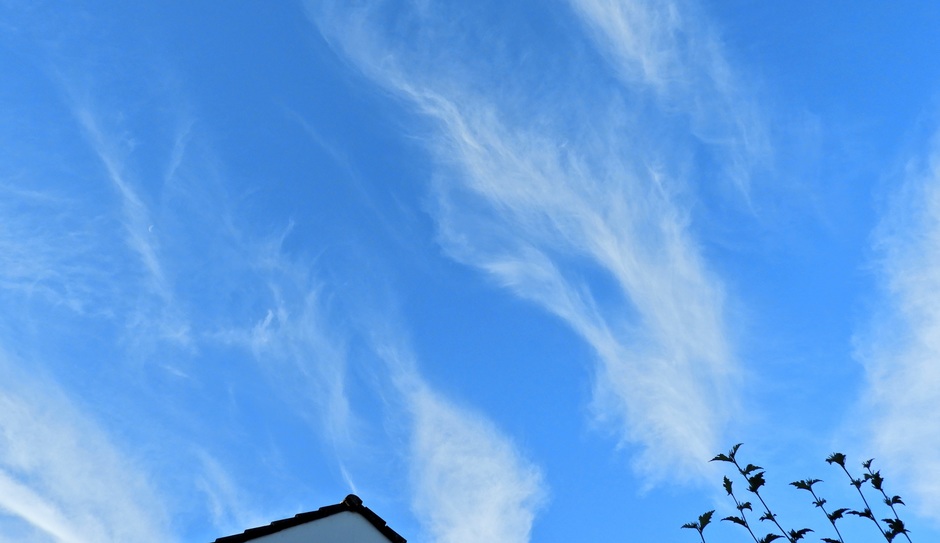 Wolkensluiers en blauwe lucht