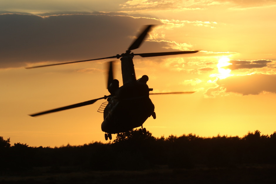 20180808 Chinook helicopter van de Koniklijke Luchtmacht bij zonsondergang in Oirschot