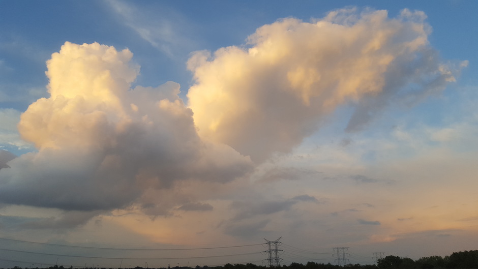 20180813 blauwe lucht met hoge wolken na onweer in Eindhoven 