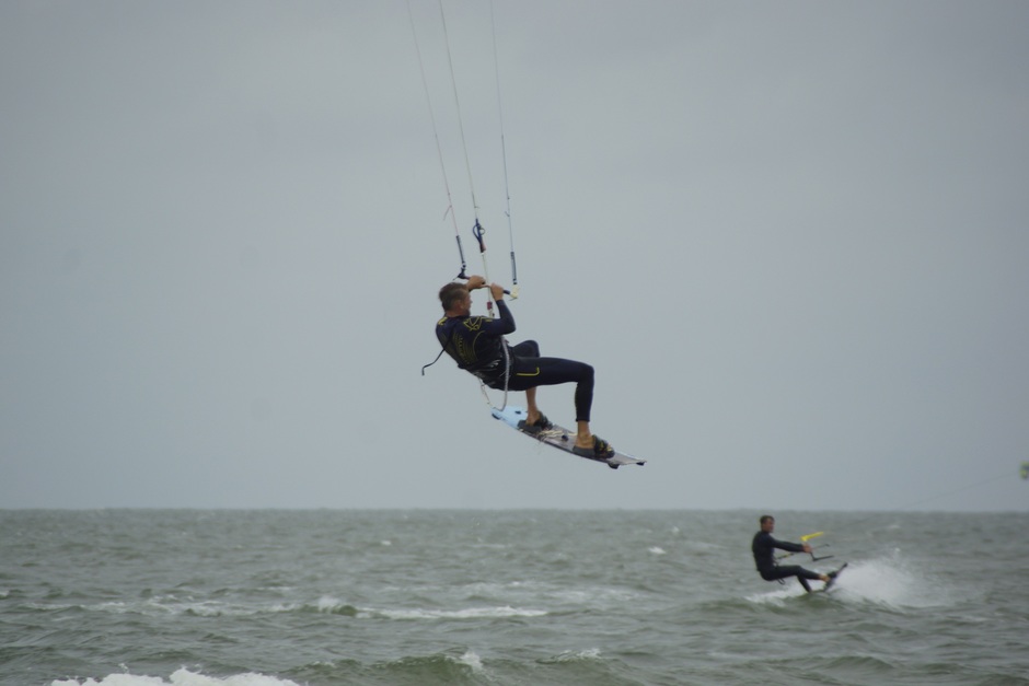 De kite surfers waren blij met de wind