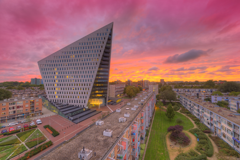 Zonsondergang bij Stadskantoor in Den Haag