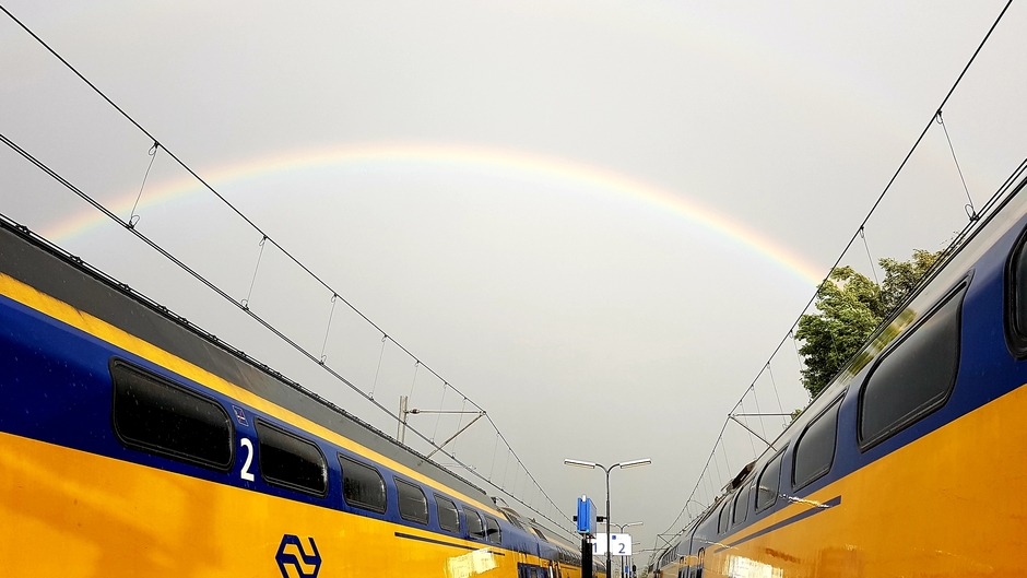 Regenboog tussen 2 treinen 