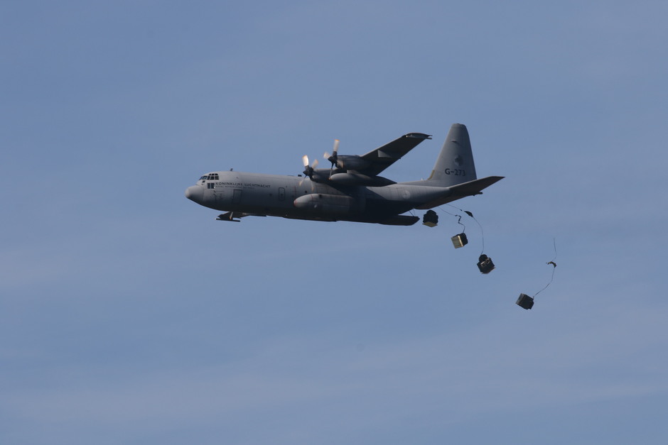 20181005 De oefening 'Falcon Autumn' bracht vandaag een Nederlandse C-130 Hercules naar vlb Deelen voor een cargo-dropping