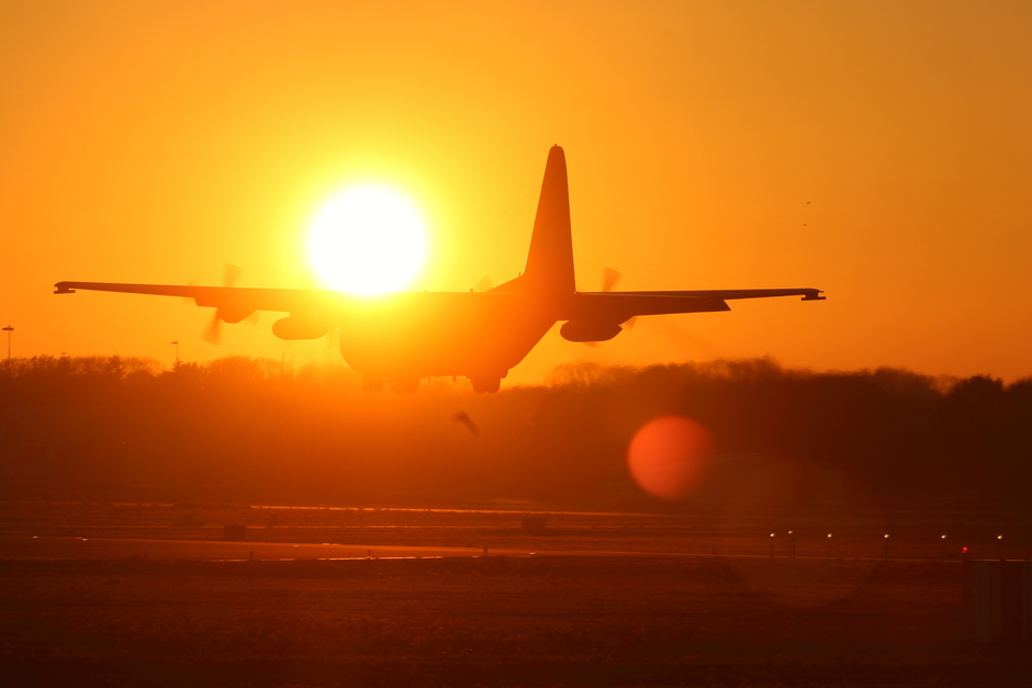 20181115 C-130 van de Koninklijke Luchtmacht tijdens de zonsondergang landing op vlb Eindhoven
