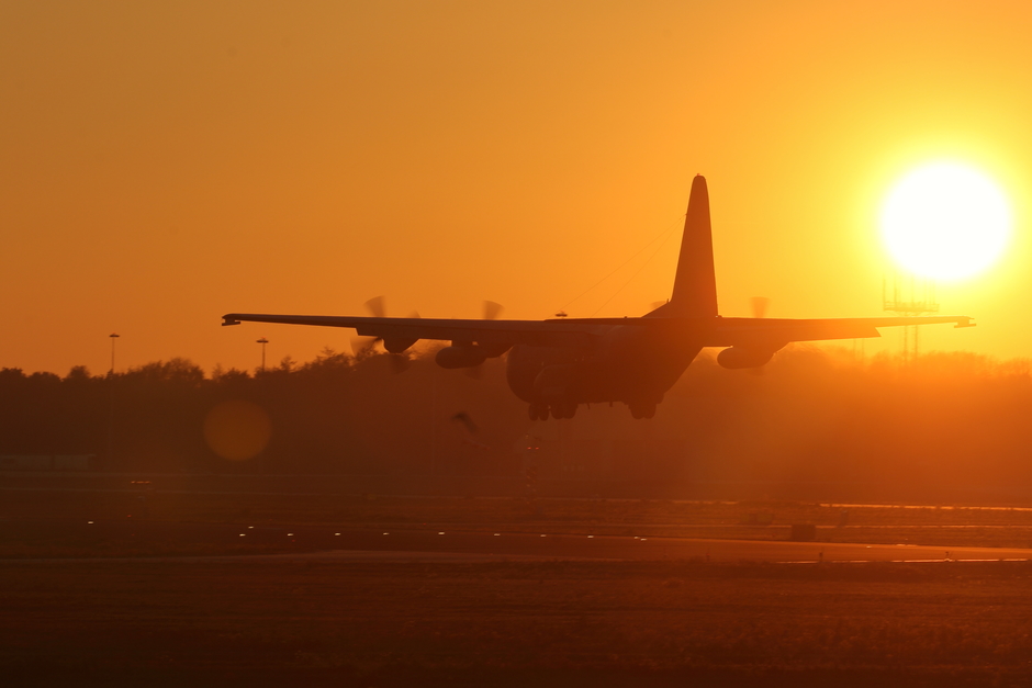 20181115 C-130 van de Koninklijke Luchtmacht tijdens de zonsondergang landing op vlb Eindhoven