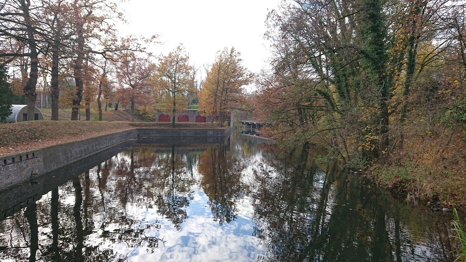 Weerfoto rustig herfstweer  bij fort Lunet III in Utrecht