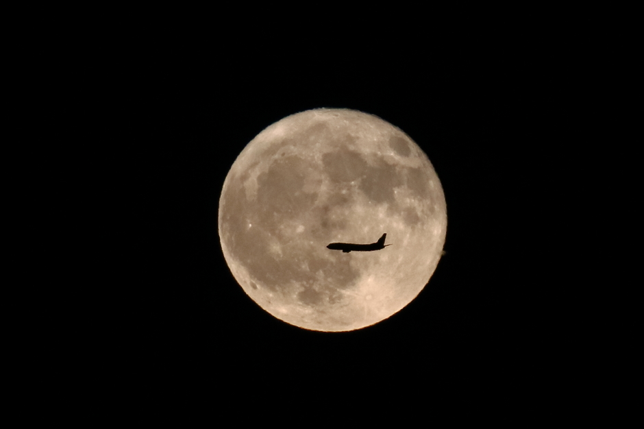 20181123 Mooncrosser, Ryanair FR9615   als mooncrosser tijdens de landing op Eindhoven Airport