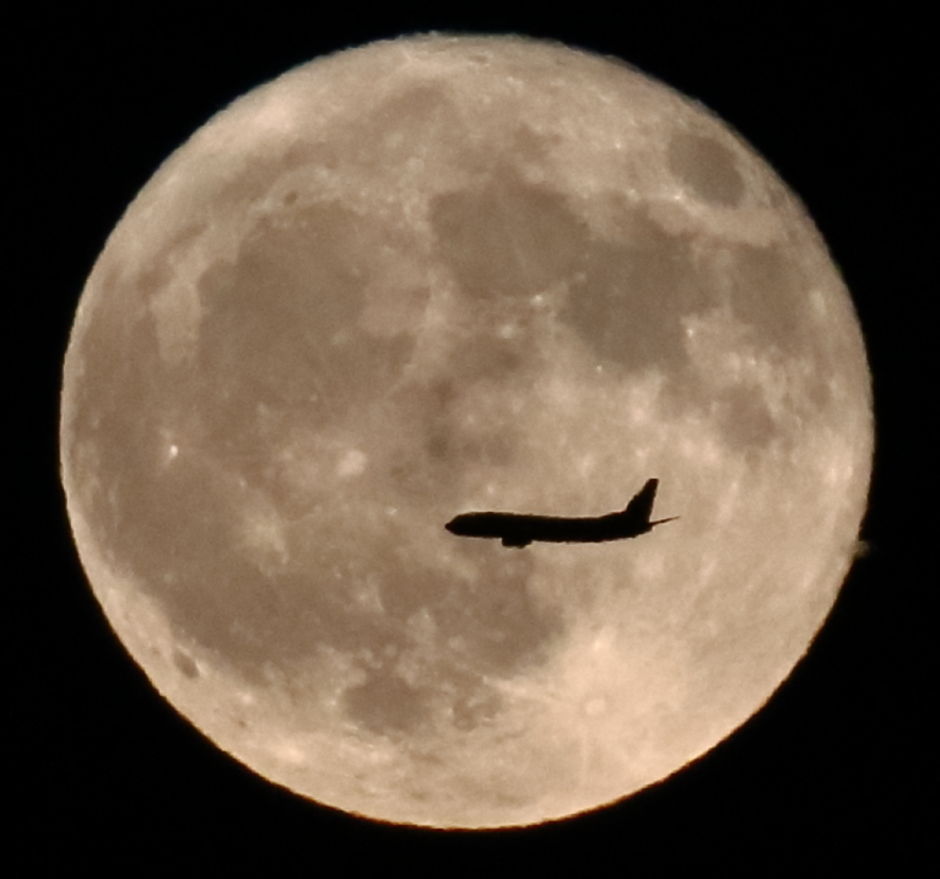 20181123 Mooncrosser, Ryanair FR9615 als mooncrosser tijdens de landing op Eindhoven Airport