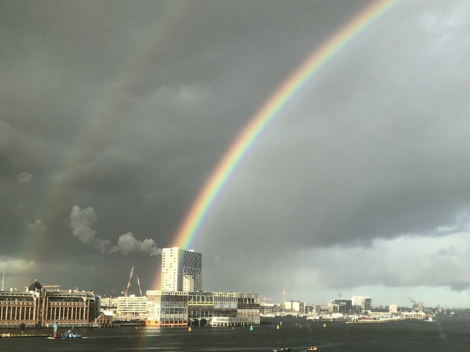 Dubbele regenboog boven het IJ in Amsterdam
