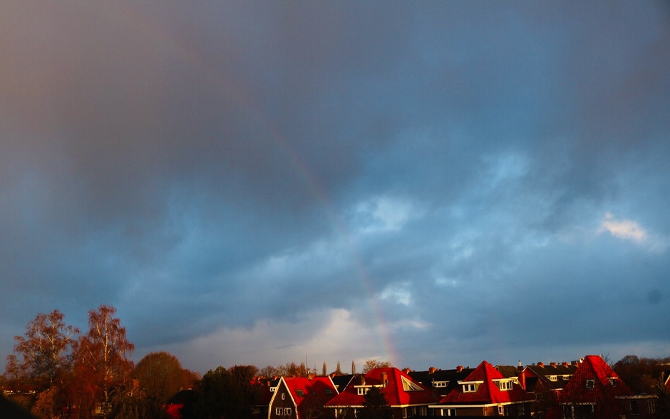 Dreigende lucht boven Zwolle met een mooie regenboog...