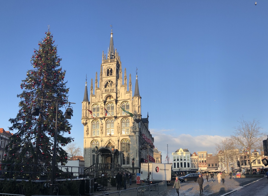Gouda kerstboom en stadhuis in de zon