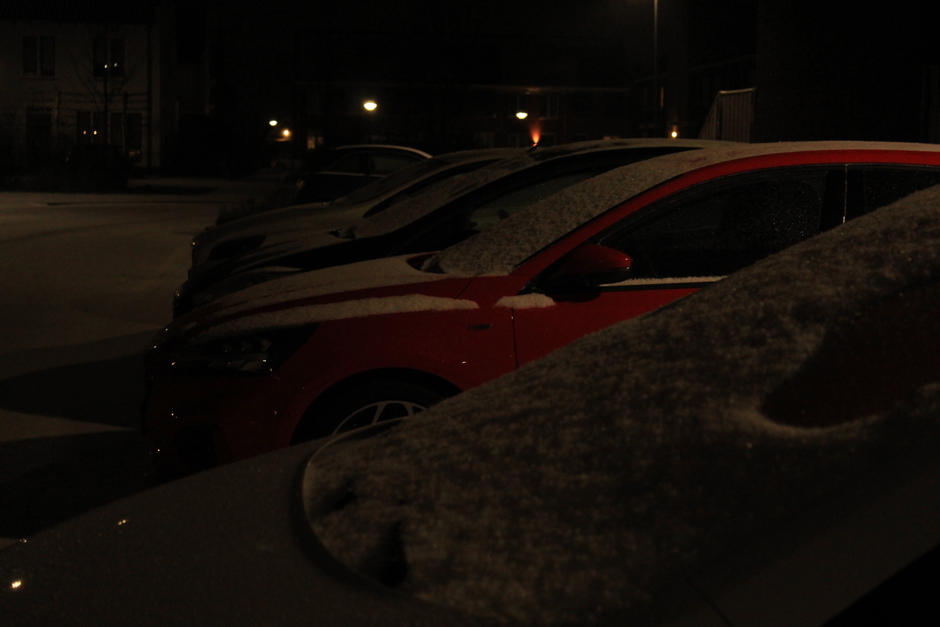 Sneeuw bedekt de auto's 