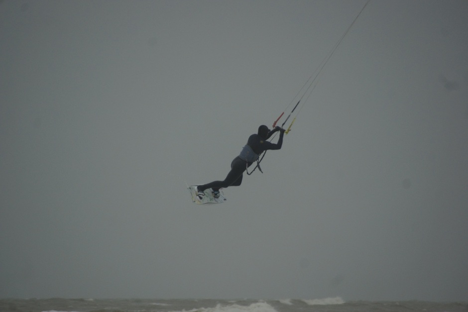 De harde wind was prima voor de kite surfers