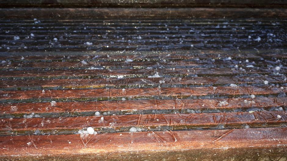 hagel en ijs is spekglad op houten treden