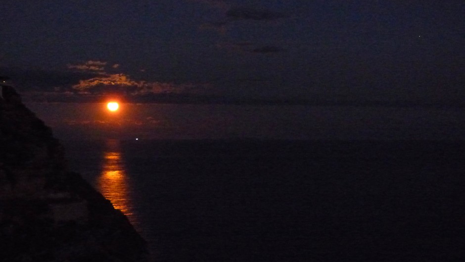 Opkomst van de maan boven de middellandse zee om 18:40 uur